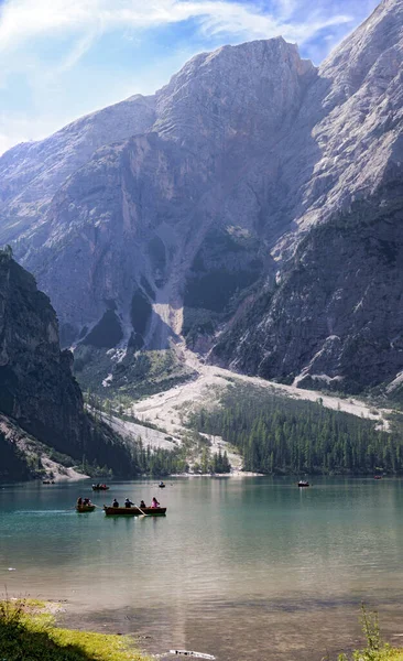 湖の向こうの景色プラグ ラーゴ 山の前にボートを漕ぐSeekofel South Tirol Alto Aldige Italy — ストック写真