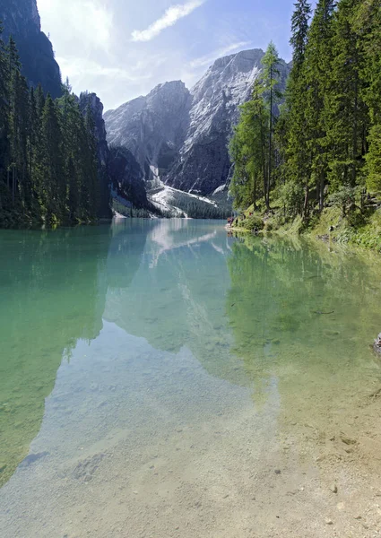 湖の向こうの出口からの眺めプラグ Lago Braies からイタリアのSeekofel South Tirol Alto Aldige Italy — ストック写真