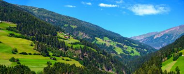 Avusturya 'nın doğu Tirol kentindeki Heinfels şatosundan görülebilen Villgraten Vadisi' nin panoramik manzarası.