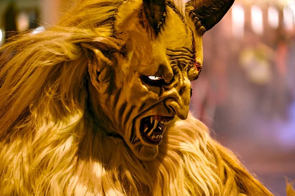 Avusturya, Tulln 'in ana meydanında çalışan Perchten' deki bir Schiachpercht 'in maskesi