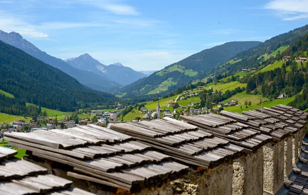 城からの眺めプスターヴァレーのシリアン村とオーストリアのイタリアへ — ストック写真