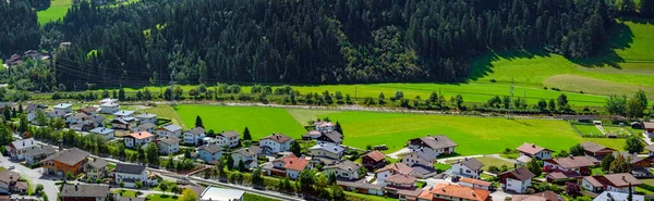 城からの眺めHeinfelsは村とオーストリアの東チロルのLienzへのPustervalleyのDru川沿いの自転車道に — ストック写真