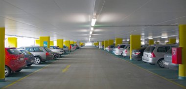 Viyana, Avusturya 'da park halindeki kapalı bir otoparkın beşinci katına bakın.