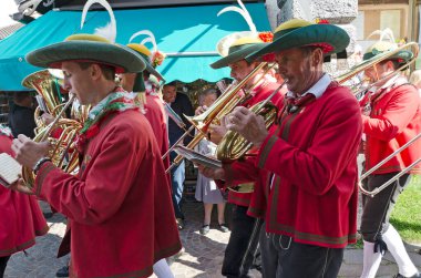 Geleneksel halk grubu Maria Luggau geçit töreninde, Carinthia, Avusturya, 2015