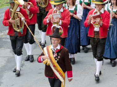 Müzik grubu Maria Luggau, geleneksel kostümlü grubun 200 yılını kutlamak için düzenlenen festival alayında, Carinthia, Avusturya