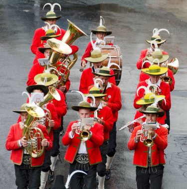 Müzik grubu Birnbaum, geleneksel kostümler içindeki grubun 200 yılını kutlamak için düzenlenen törende Tirol 'den geliyor. Maria Luggau, Carinthia, Avusturya