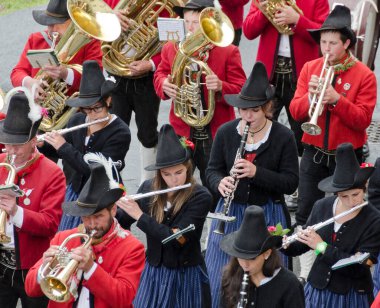 Müzik grubu Tirol 'den Untertilliach, geleneksel kostümlü grubun 200 yılını kutlamak için düzenlenen festival alayında Maria Luggau, Carinthia, Avusturya