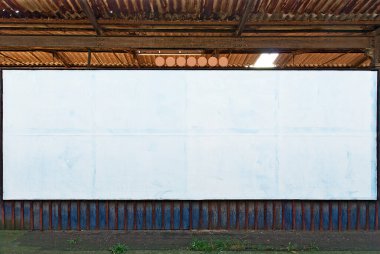 Avusturya 'nın Viyana kentindeki eski bir tren istasyonunun çatısının altında boş bir reklam panosu.