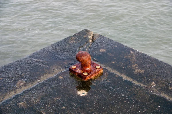 紅海のクエイの角近くの端にある錆びたボラード — ストック写真