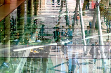 Euston Road, Londra, İngiltere ve İngiltere 'deki modern bir ofis binasının önündeki yansımalar.