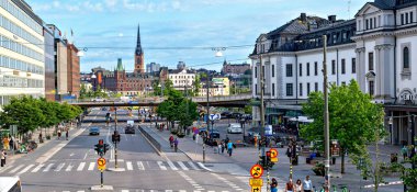 Merkezi İstasyon (Centralen) yakınlarındaki Vasagatan 'dan Norsted Binası' na ve İsveç 'in Stockholm kentindeki Riddarholmskyrkan Kulesi' ne kadar manzaralı bir şehir manzarası.