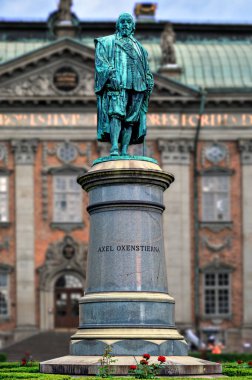 İsveç asilzadelerinin bir toplantı evi olan İsveç 'in Gamla Stan şehrinde bulunan Asiller Meclisi' nin (Riddarhuset) huzurunda bulunan Lord Yüksek Şansölyesi Axel Oxenstierna 'nın heykeli.