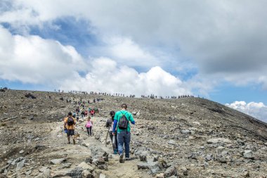 Dağlarda yürüyüş yapan bir grup insan.