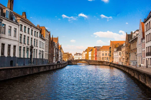 Bruges Belçika 'da nehir kenarındaki renkli evler.