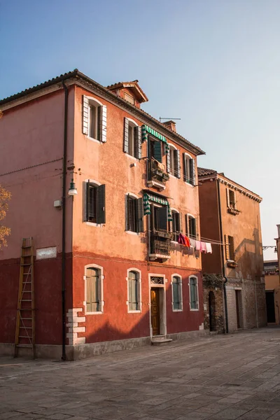 Murano Venedik adasında bir evin güzel kartpostalları.