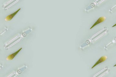 arkaplan camı şeffaf sıvı ve aloe yapraklı tıbbi ampuller üst görünüm