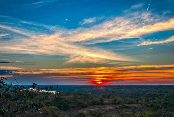 Silueta Atmosféry Západ Slunce Večerní Obloze Přírodním Pozadím — Stock fotografie