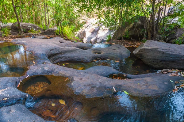 热带风景自然瀑布和石头峡谷 — 图库照片