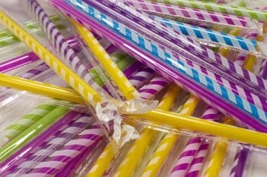 Şeffaf ambalajda renkli plastik pipetler