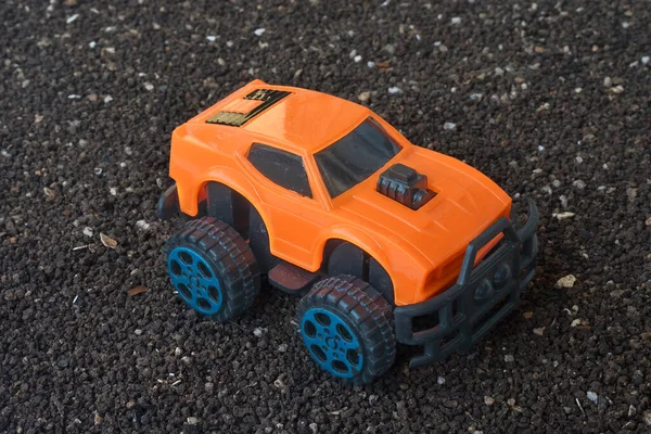 Plastikowa Pomarańczowa Zabawka Samochodowa 4X4 Brudnej Ziemi Samochód Dostawczy Mini — Zdjęcie stockowe