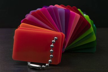 Plexi cam parçalarının renk çizelgesi