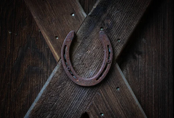 Eski ahşap kapıdaki şanslı at nalı.