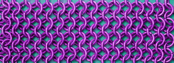 mor zincirli posta. Kapan, deniz mavisi arkaplanı.