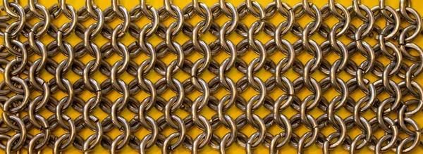 Gümüş zincirli zırh, yakın plan, sarı arkaplan