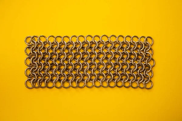 Merkezde gümüş zincir, sarı arkaplan