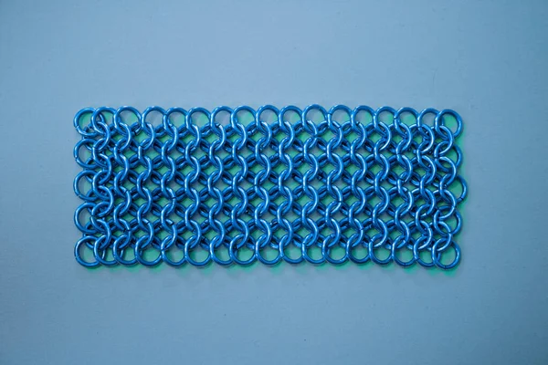 Merkezde mavi zincir posta, mavi arkaplan