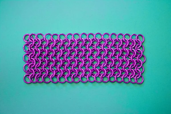 Merkezde mor zincir, mavi arkaplan