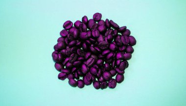 arkaplanda mor kahve çekirdekleri