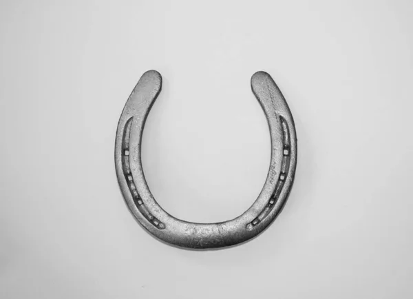 Gri arkaplanda gümüş bir at nalı