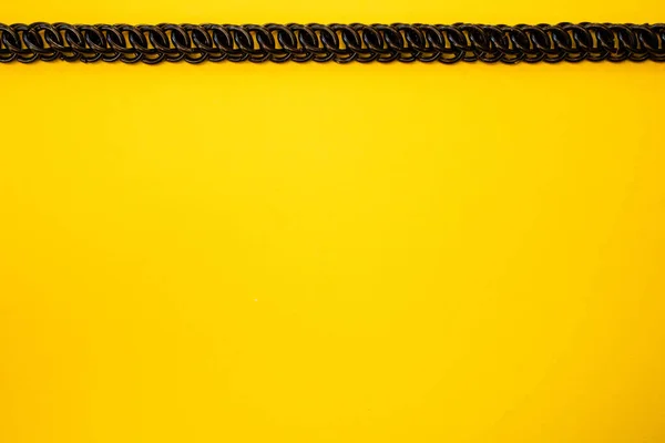 Üstte zincir posta, sarı arkaplan, metin için yer