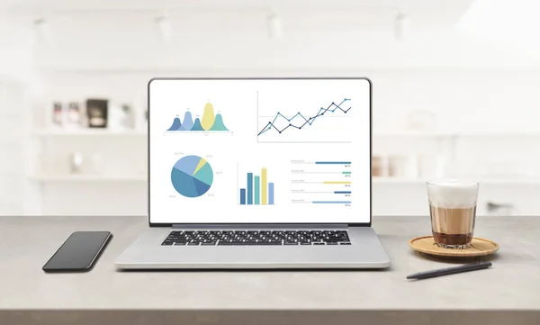 Laptop Auf Holztisch Mit Diagrammen Und Grafiken Vor Weißem Büro — Stockfoto