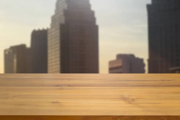 Leere Holztischplatte Gegen Stadtansicht Hintergrund Des Sonnenuntergangs Zur Anzeige Oder — Stockfoto