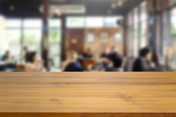 Boş Ahşap Masa Üstü Kahve Cafe Arka Plan Bulanık Insanlar — Stok fotoğraf