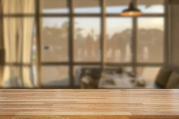 Leere Holztische Und Verschwommene Moderne Küche Kaffeehaus Hintergrund Mit Fenstern — Stockfoto