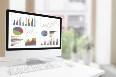 Klavye ve fare üstünde modern kapalı yeşil bitkiler ve pencere arka plan, analiz iş, istatistik kavram karşı ekranda grafikler ve grafik gösteren beyaz tablo ile modern bilgisayar