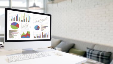 Klavye ve fare üstünde modern beyaz oda arka plan, analiz iş, istatistik kavram, duvar ve windows karşı ekranda grafikler ve grafik gösteren beyaz tablo ile modern bilgisayar
