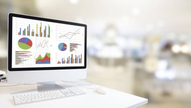 Klavye ve fare üstünde modern beyaz oda arka plan, analiz iş, istatistik kavram, duvar ve windows karşı ekranda grafikler ve grafik gösteren beyaz tablo ile modern bilgisayar
