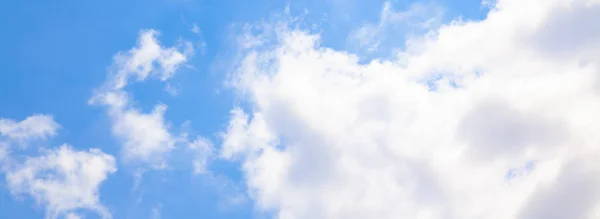 Hermoso cielo azul con fondo de nubes blancas, fondo de la naturaleza —  Fotos de Stock