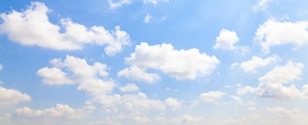 Hermoso cielo azul con fondo de nubes blancas, fondo de la naturaleza — Foto de Stock