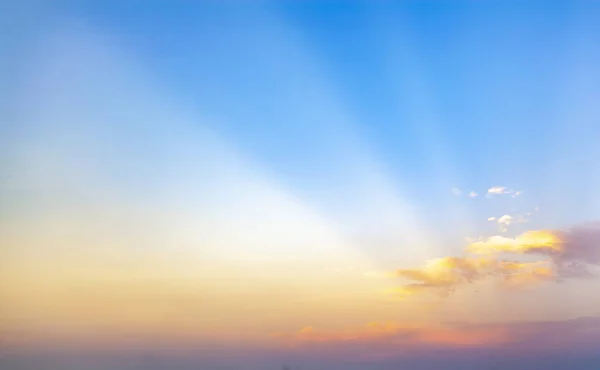 Belo céu azul sunset com nuvens brancas fundo, Natureza b — Fotografia de Stock