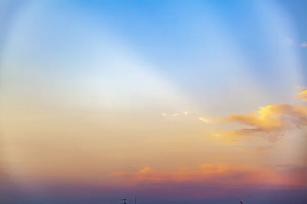 Mooie blauwe zonsondergang hemel met witte wolken achtergrond, karakter b — Stockfoto
