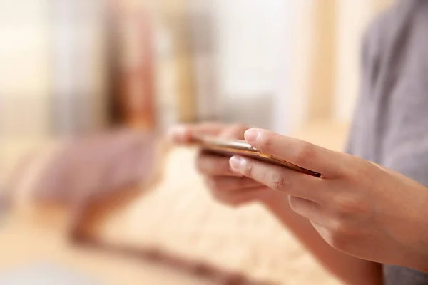 Eine Frau Macht Einem Restaurant Essensfotos Mit Dem Handy — Stockfoto