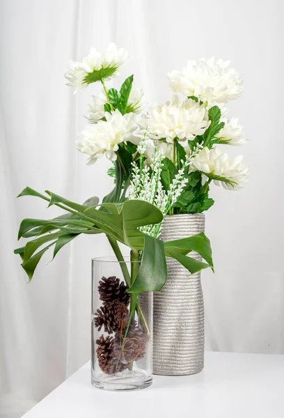 Grupo Flores Plástico Branco Mesa Com Fundo Branco — Fotografia de Stock