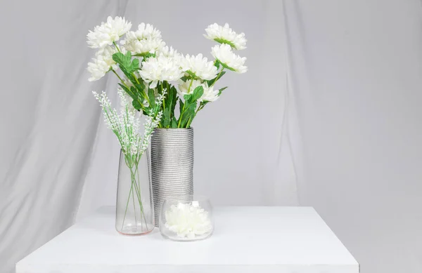 Group White Plastic Flowers Table Background White — Stock Photo, Image