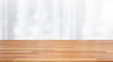 Montaj ürünü görüntüleme veya tasarım için beyaz bulanık cam pencere duvarı arka planına sahip güzel boş bir tahta tahta..