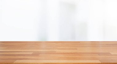 Montaj ürünü görüntüleme veya tasarım için beyaz bulanık cam pencere duvarı arka planına sahip güzel boş bir tahta tahta..